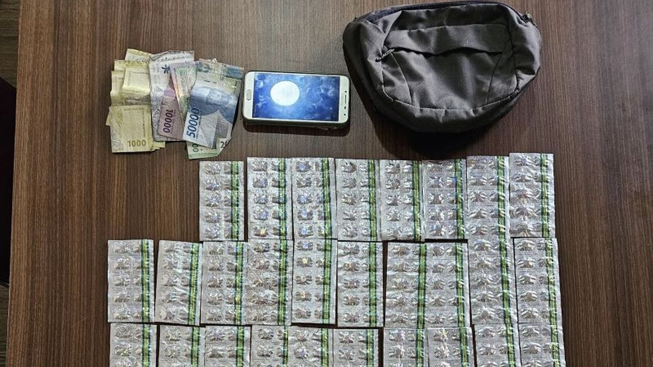 Polresta Bandung berhasil meringkus seorang pelaku peredaran obat keras ilegal jenis tramadol sebanyak 680 butir di Margahayu, Kabupaten Bandung. Penangkapan ini hasil laporan masyarakat.