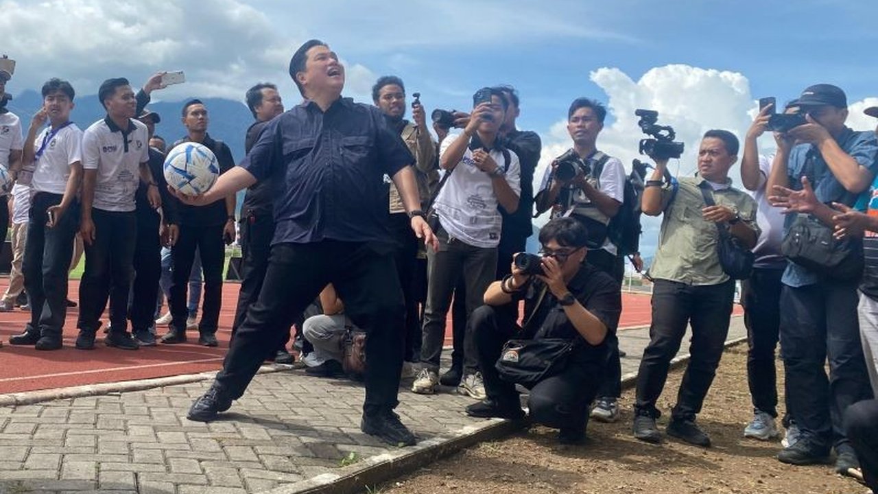 Menteri Pemuda dan Olahraga Erick Thohir bersama Gubernur Jawa Barat Dedi Mulyadi resmi membuka Liga 4 Seri 1 di Garut, menandai upaya membangkitkan sepak bola daerah dan ekonomi lokal.