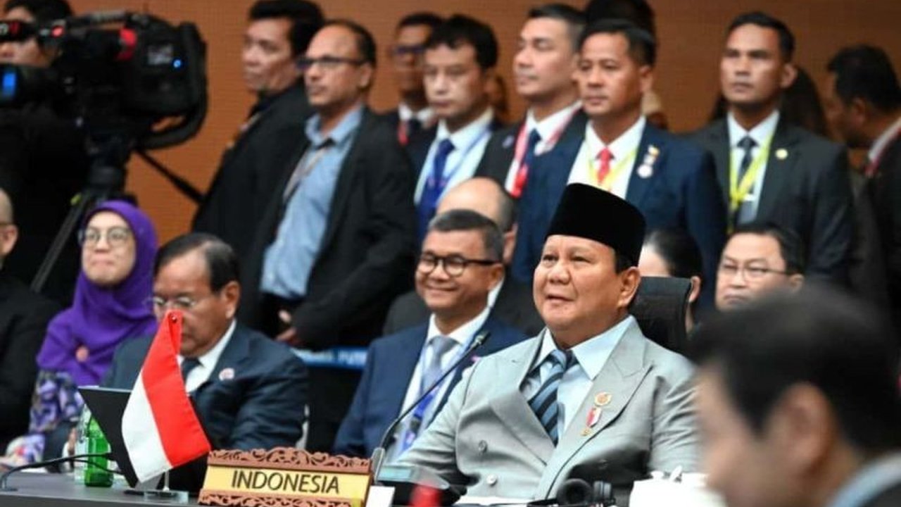 Presiden Prabowo Ajak ASEAN Berani hadapi ketidakpastian global dalam KTT di Kuala Lumpur. Ia tekankan persatuan kunci stabilitas regional dan integrasi ekonomi. Bagaimana strategi lengkapnya?
