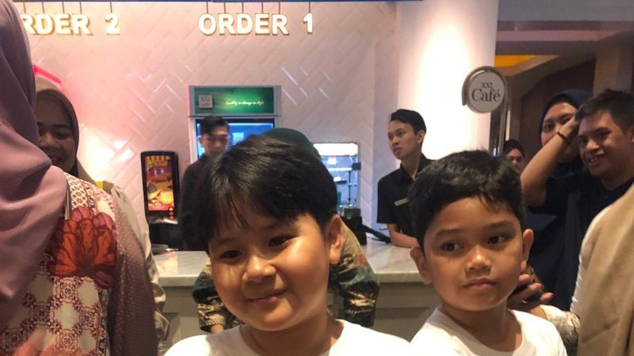 Film Edukasi Anti-Cyberbullying garapan sineas lokal dan Diskominfo Makassar sukses menarik perhatian warga. Mengangkat isu kekerasan digital, film ini ajak penonton lebih bijak di media sosial. Simak selengkapnya!