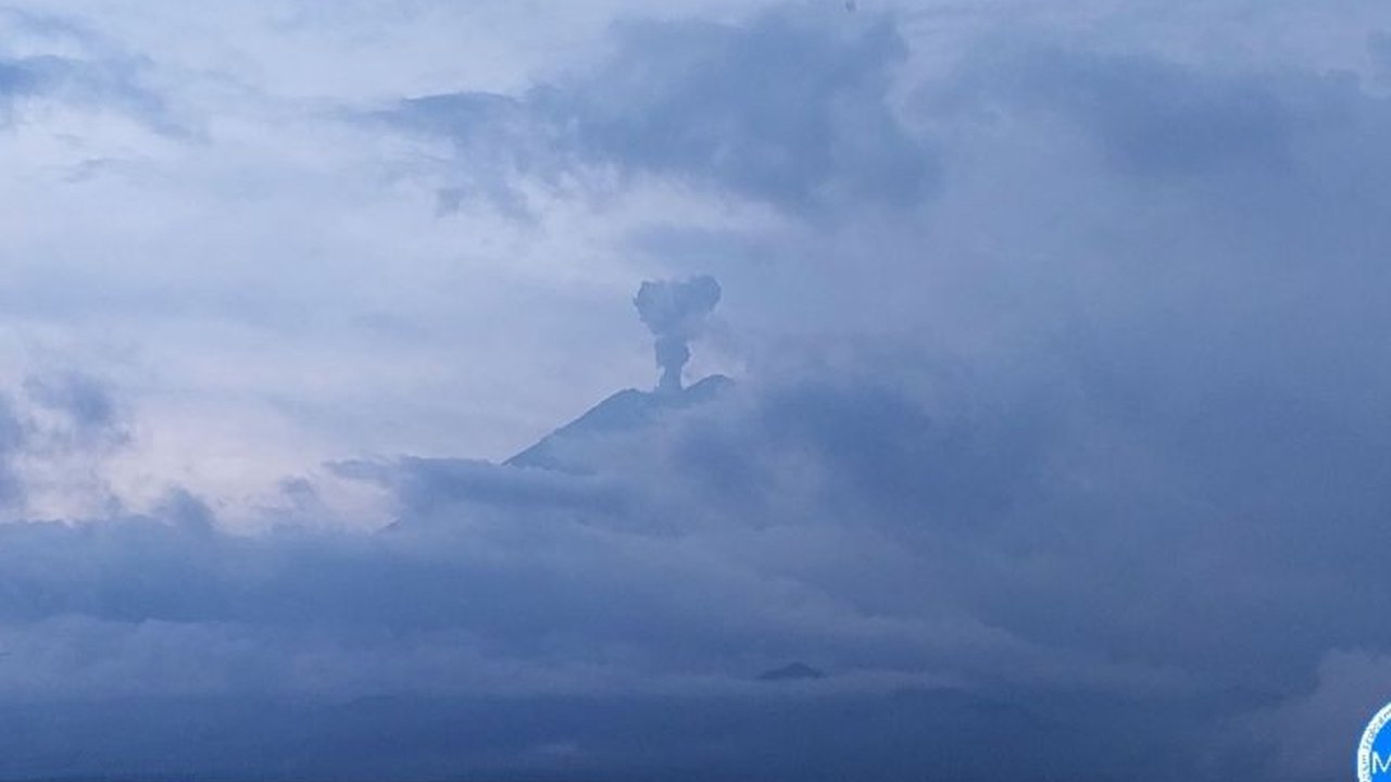 Gunung Semeru kembali menunjukkan aktivitasnya dengan erupsi setinggi 1 kilometer pada Minggu petang. Waspada, status Gunung Semeru masih Level II.