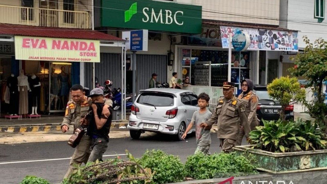 Sebanyak 45 Honorer Satpol PP Rejang Lebong terpaksa dirumahkan karena tidak masuk data base BKN, menimbulkan pertanyaan besar tentang nasib mereka ke depan.