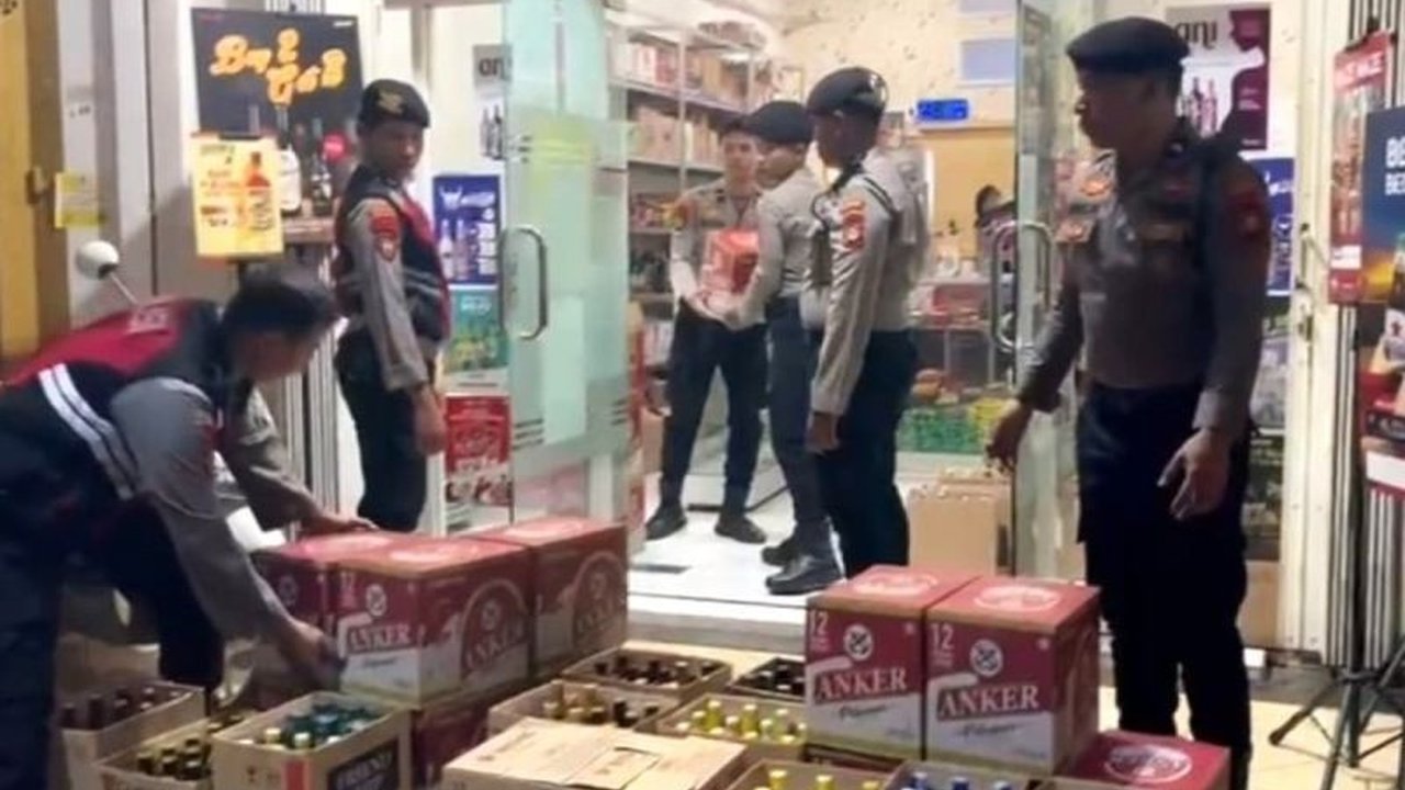 Polrestabes Makassar berhasil membongkar praktik penjualan miras ilegal, menyita ribuan botol minuman beralkohol berbagai merek, dan menangkap pemiliknya. Simak detail pengungkapan kasus penjualan miras ilegal Makassar ini!