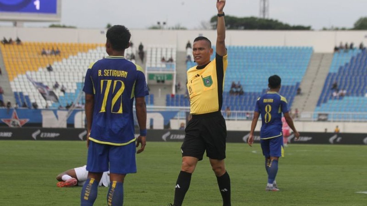 Pelatih Arema FC, Marcos Santos, menyalahkan kepemimpinan wasit dan gol cepat Borneo FC sebagai penyebab kekalahan telak 3-1. Apakah wasit benar-benar jadi biang kerok?