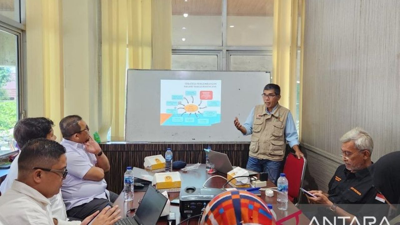 Universitas Negeri Padang (UNP) tengah berinovasi mengembangkan desain kebijakan Kelurahan Tangguh Bencana, sebuah solusi strategis untuk mengisi kekosongan regulasi operasional pengurangan risiko bencana di tingkat lokal.