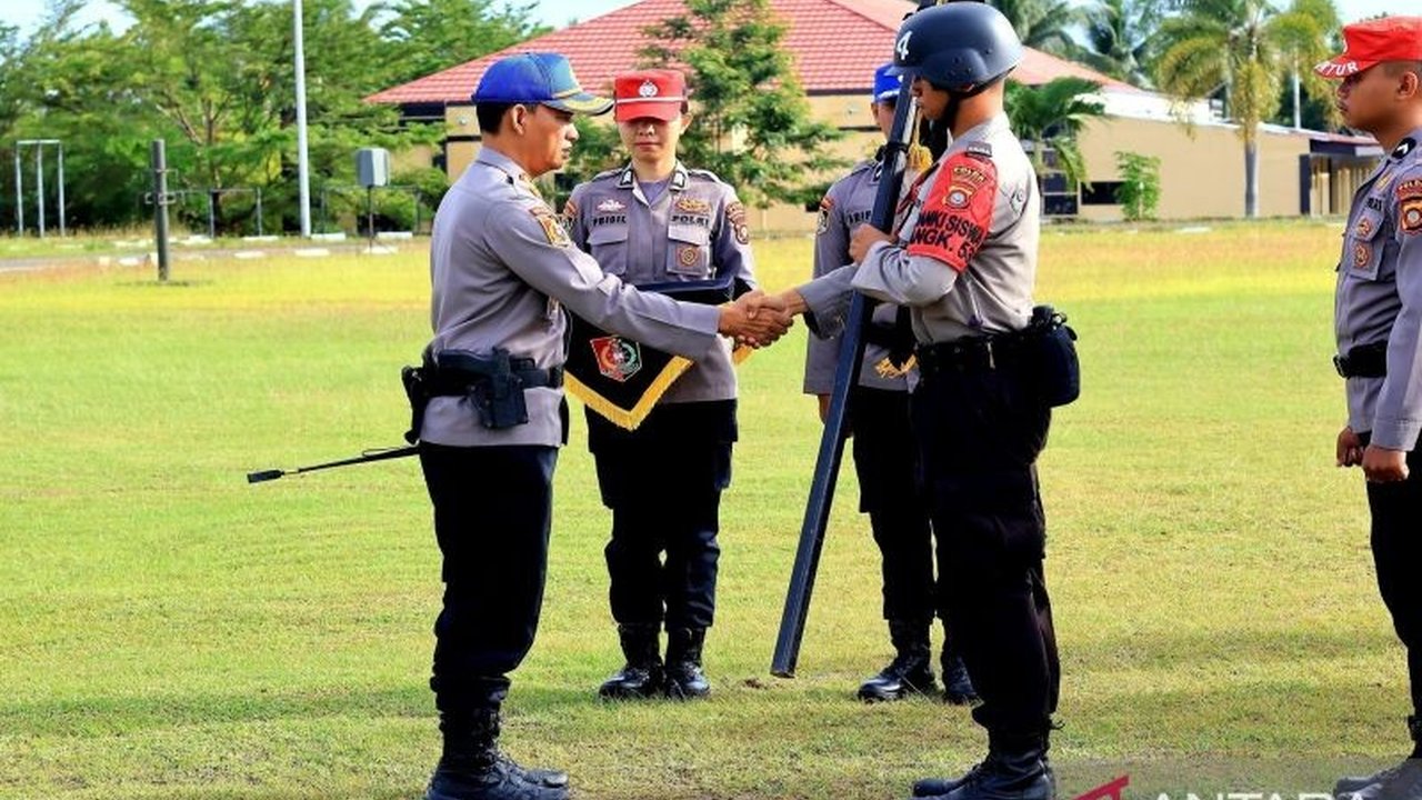SPN Polda Gorontalo meluncurkan Program Live In, mengirim puluhan siswa Bintara untuk tinggal dan bekerja bersama warga prasejahtera. Bagaimana pengalaman calon polisi ini mengubah pandangan mereka?