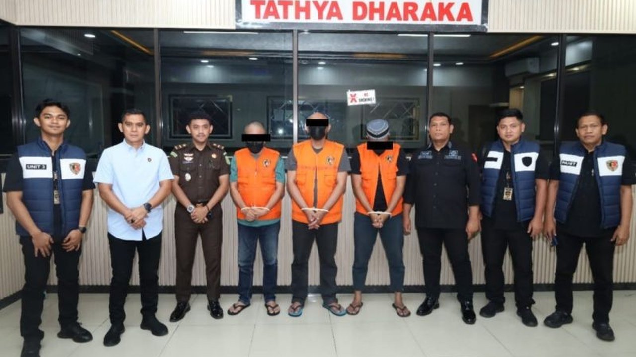 Empat tersangka kasus Korupsi Bank Sulselbar senilai Rp10,9 miliar segera menghadapi persidangan. Modus pemalsuan dokumen dan pencairan kredit tanpa verifikasi terungkap, menimbulkan kerugian negara yang signifikan.