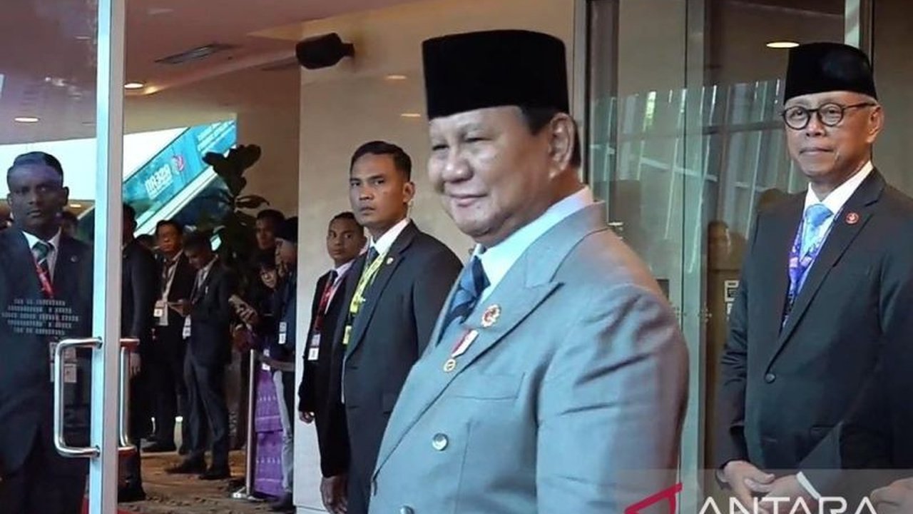 Presiden Prabowo Subianto melontarkan pujian kepada PM wanita pertama Jepang, Sanae Takaichi, usai KTT ASEAN-Jepang. Simak alasan Prabowo Puji PM Jepang ini!