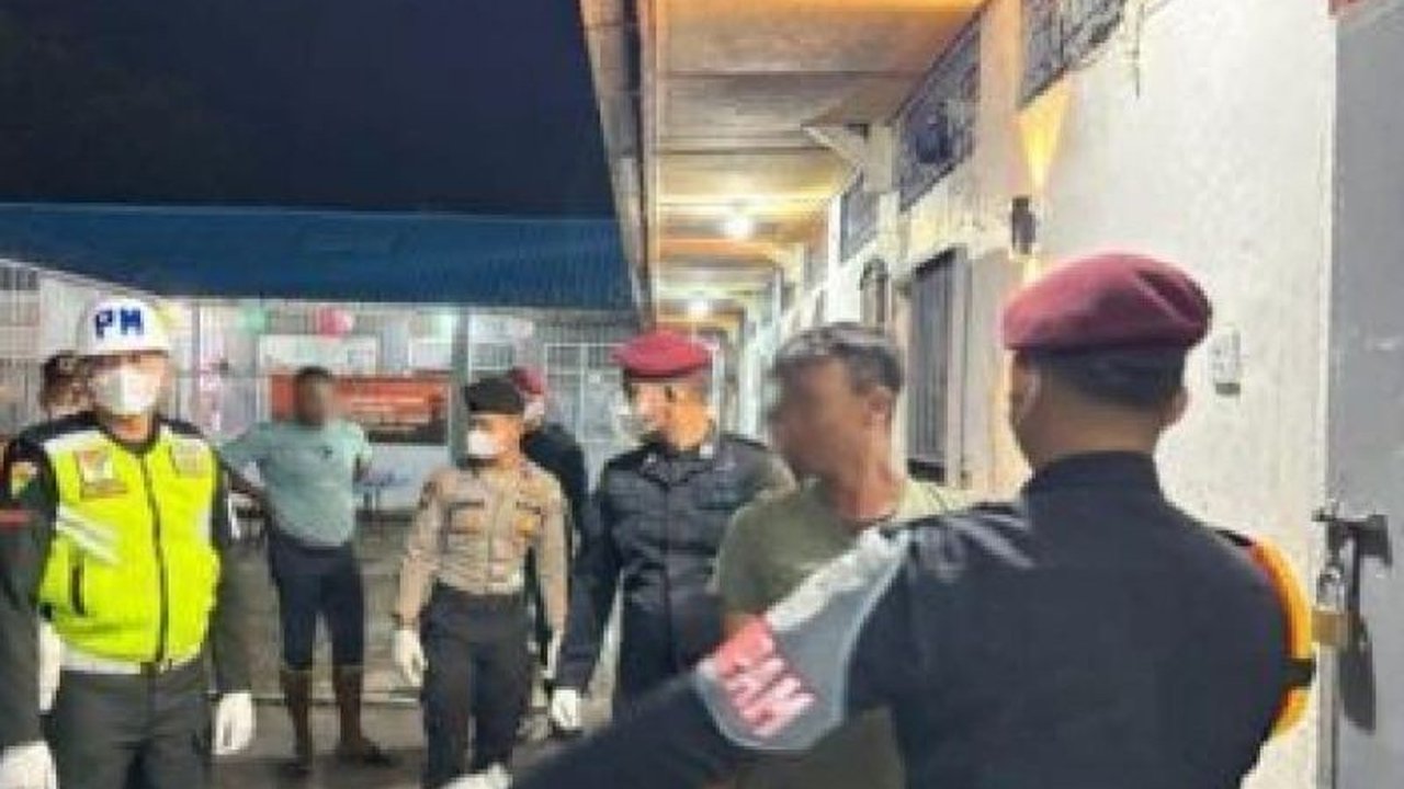 Rutan Tarutung menggelar razia narkoba gabungan bersama TNI-Polri untuk memberantas peredaran barang haram. Hasilnya mengejutkan, narkotika tidak ditemukan, namun ada barang terlarang lain.