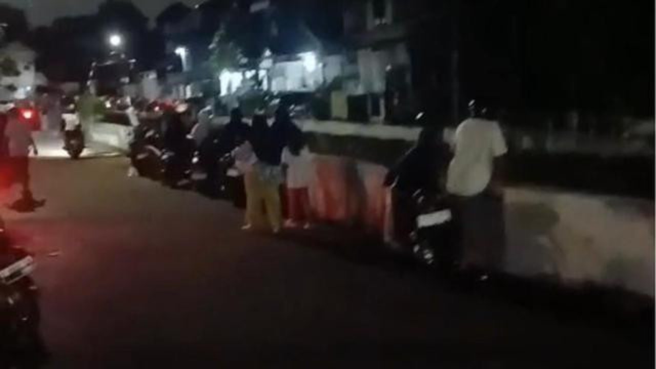 Warga ramai melihat selokan di kawasan perumahan Pamulang Estate, Kecamatan Pamulang, Kota Tangerang Selatan. Tempat di mana seorang anak berinisial AMR tercebur dan diduga tenggelam saat huj