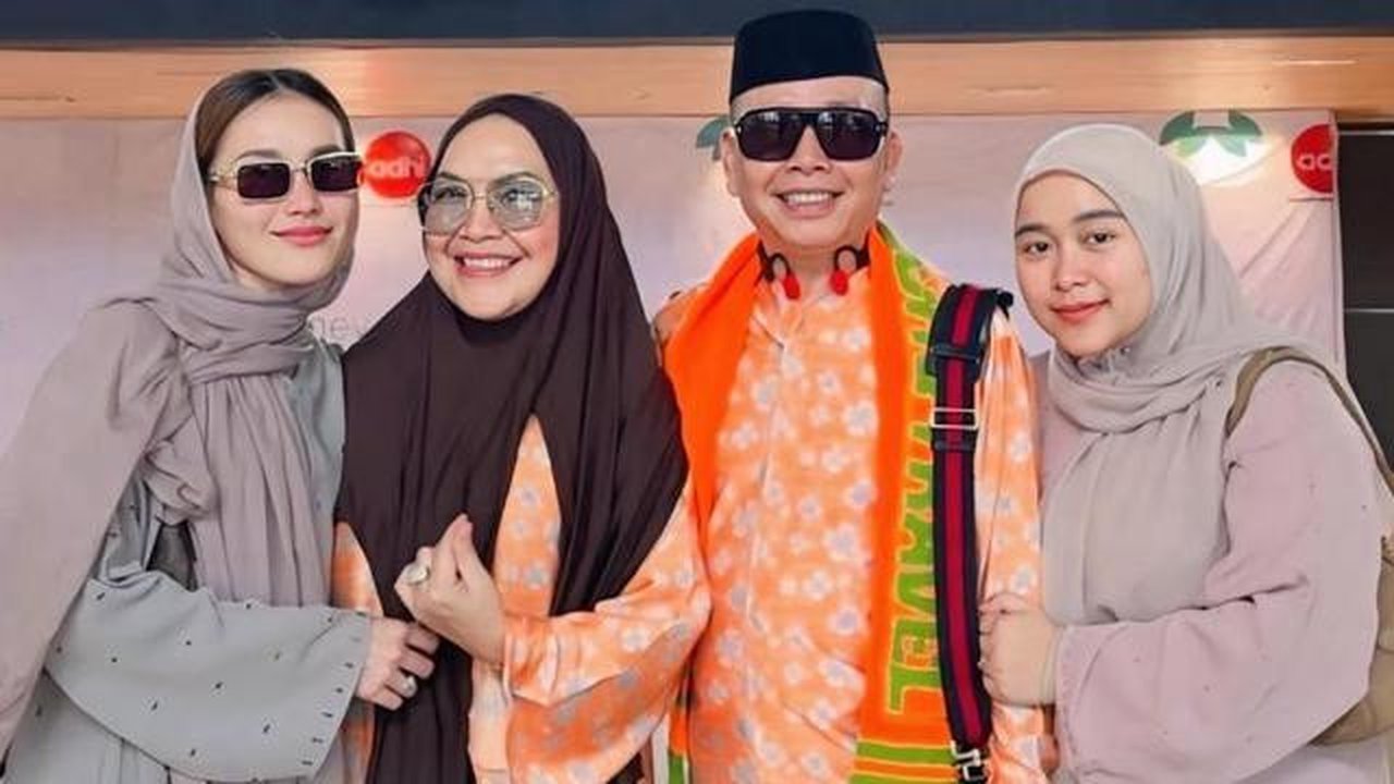 Model Gamis Ayu Ting Ting saat Antar Orang Tua Berangkat Umroh, Simpel Cocok untuk Sehari-hari (sumber: Instagram/ayutingting92)