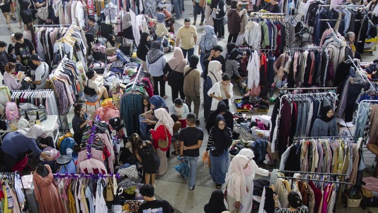 Dokter spesialis kulit dan kelamin mengungkap beragam risiko kesehatan thrifting baju bekas, mulai dari infeksi kulit hingga gangguan pernapasan. Waspadai bahaya tersembunyi di balik tren belanja hemat ini!