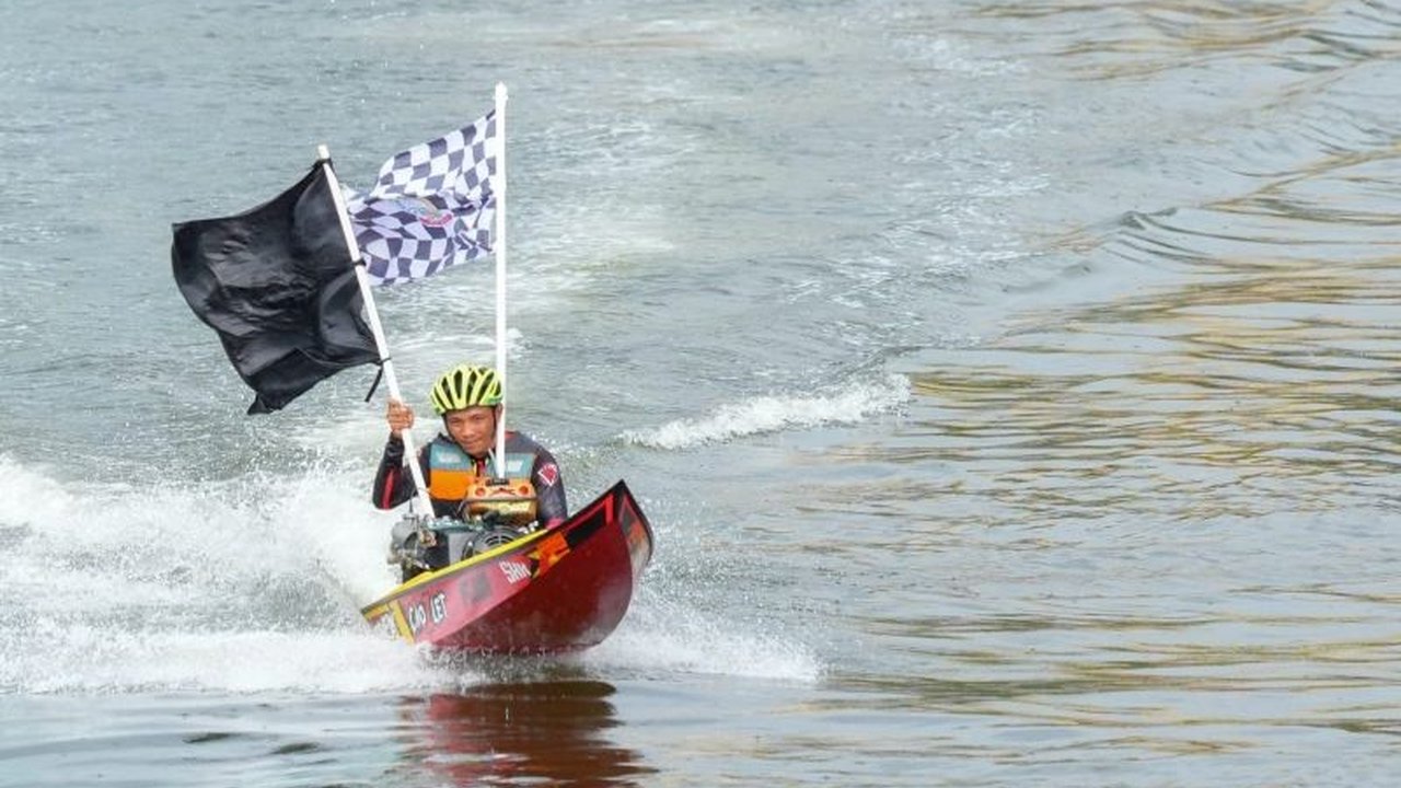 Gubernur Sulsel Andi Sudirman Sulaiman menegaskan pentingnya pelestarian budaya maritim nenek moyang lewat ajang Katinting Race 2025 yang sukses digelar di Makassar. Siapa juaranya?