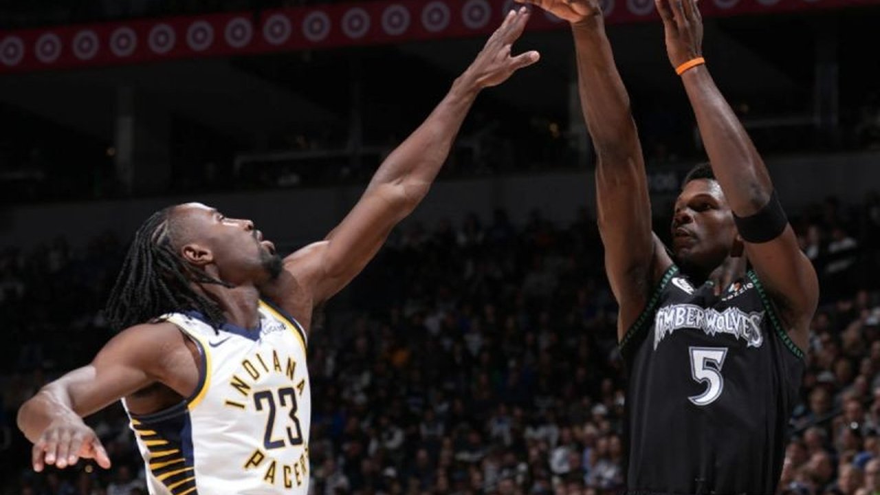 Bintang Minnesota Timberwolves, Anthony Edwards, mengalami cedera hamstring kaki kanan saat laga kandang pertama musim ini, memaksanya menepi lebih awal dan meninggalkan pertanyaan besar mengenai kondisi pilar utama tim.
