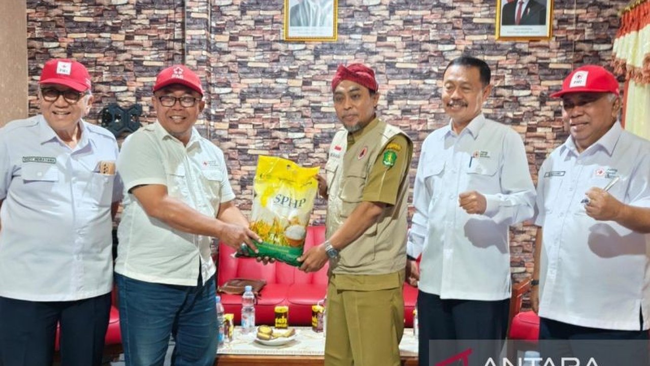 PMI Jatim menyalurkan Bantuan Gempa Sapudi Sumenep berupa uang tunai dan sembako untuk meringankan beban korban. Solidaritas ini diharapkan mempercepat pemulihan warga terdampak.