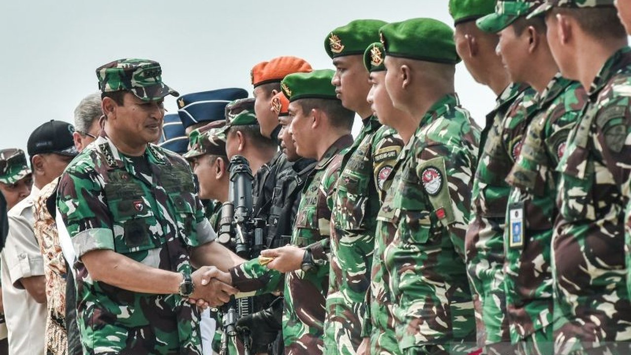 Presiden Prabowo dan Panglima TNI membahas rencana pengiriman Pasukan Perdamaian Gaza. Misi ini melibatkan koordinasi lintas kementerian dan TNI siap bertugas profesional.