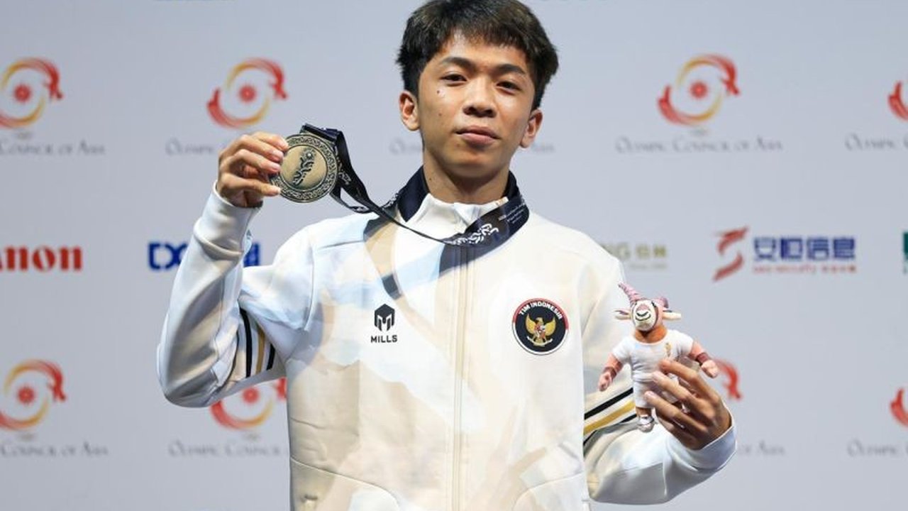 Atlet eFootball muda Indonesia, Julius Cezar, sukses meraih medali perak di Asian Youth Games (AYG) 2025 Bahrain pada debut internasionalnya. Bagaimana perjalanan Cezar hingga ke final dan apa kata pelatihnya?