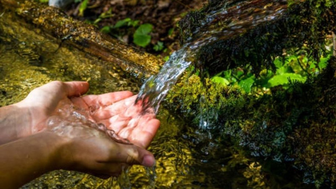 Gubernur Jabar Dedi Mulyadi sidak ke pabrik Aqua di Subang, menemukan warga sekitar kesulitan akses air bersih. Isu Aqua dan akses air bersih ini juga melanda Klaten, Bogor, serta Pasuruan, memicu pertanyaan tentang tanggung jawab industri.