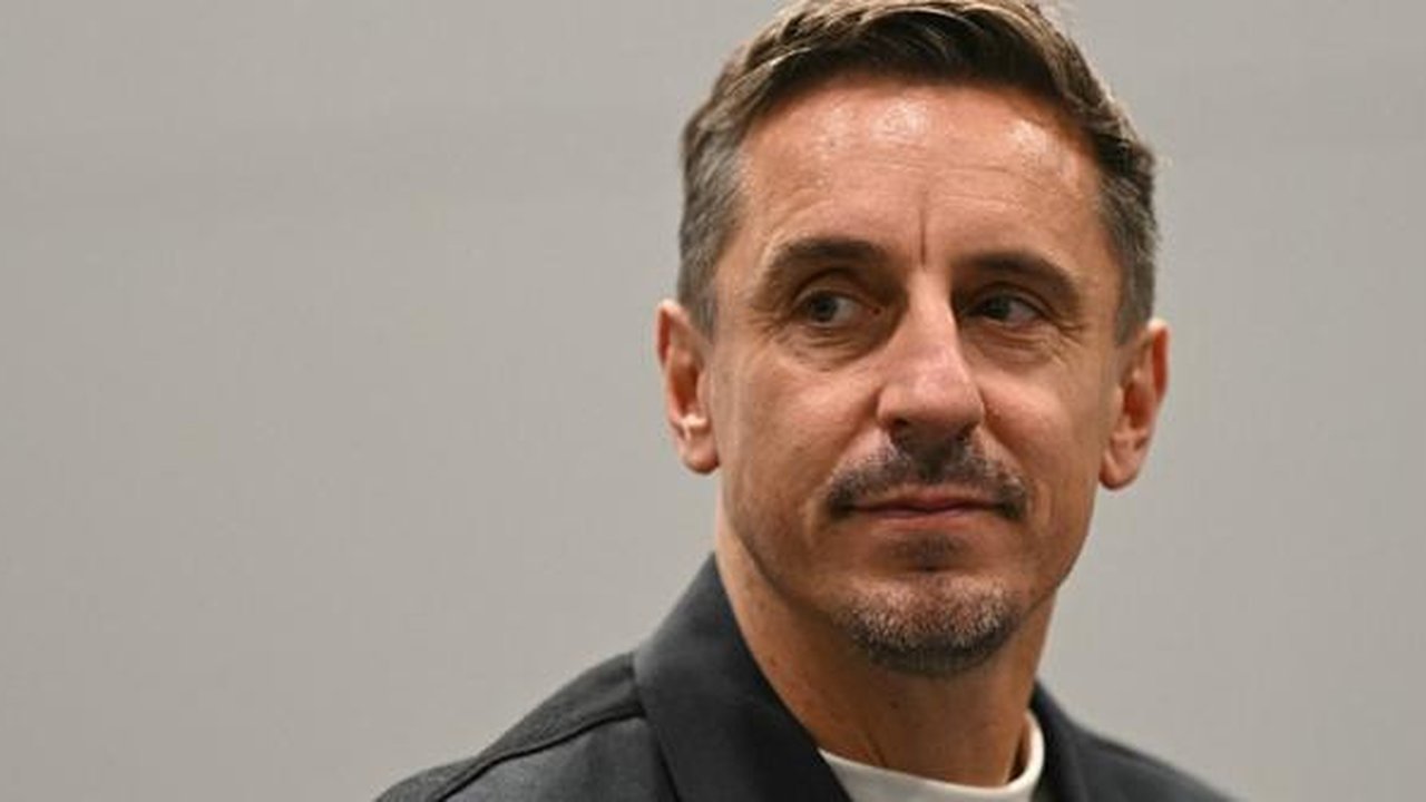 Mantan pesepak bola, Gary Neville, bersiap untuk mengambil bagian dalam acara panel Liga Inggris pada hari kedua konferensi tahunan Partai Buruh di Liverpool, Inggris barat laut, pada 23 S