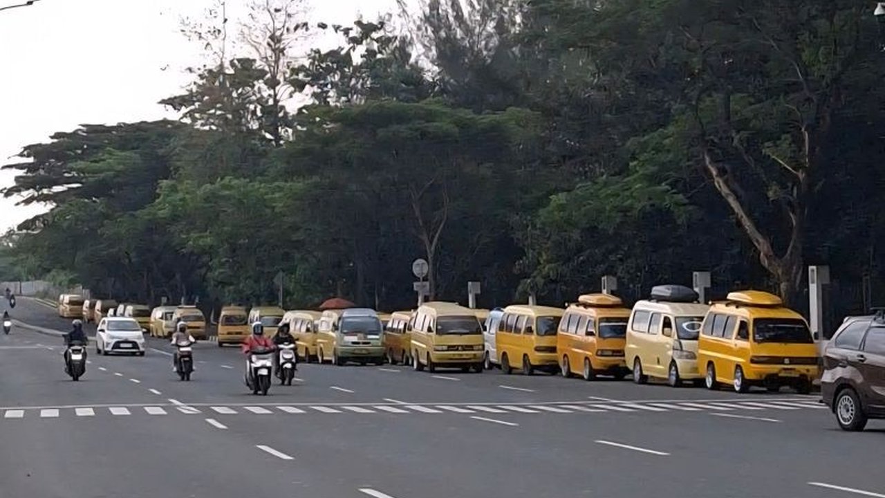 Operasional Bus Trans Banten dipastikan terus berjalan meskipun ada protes dari sopir angkot Palima–Cinangka. Penyesuaian jam operasional telah dilakukan, namun kekecewaan masih menyelimuti para pengemudi angkutan umum.