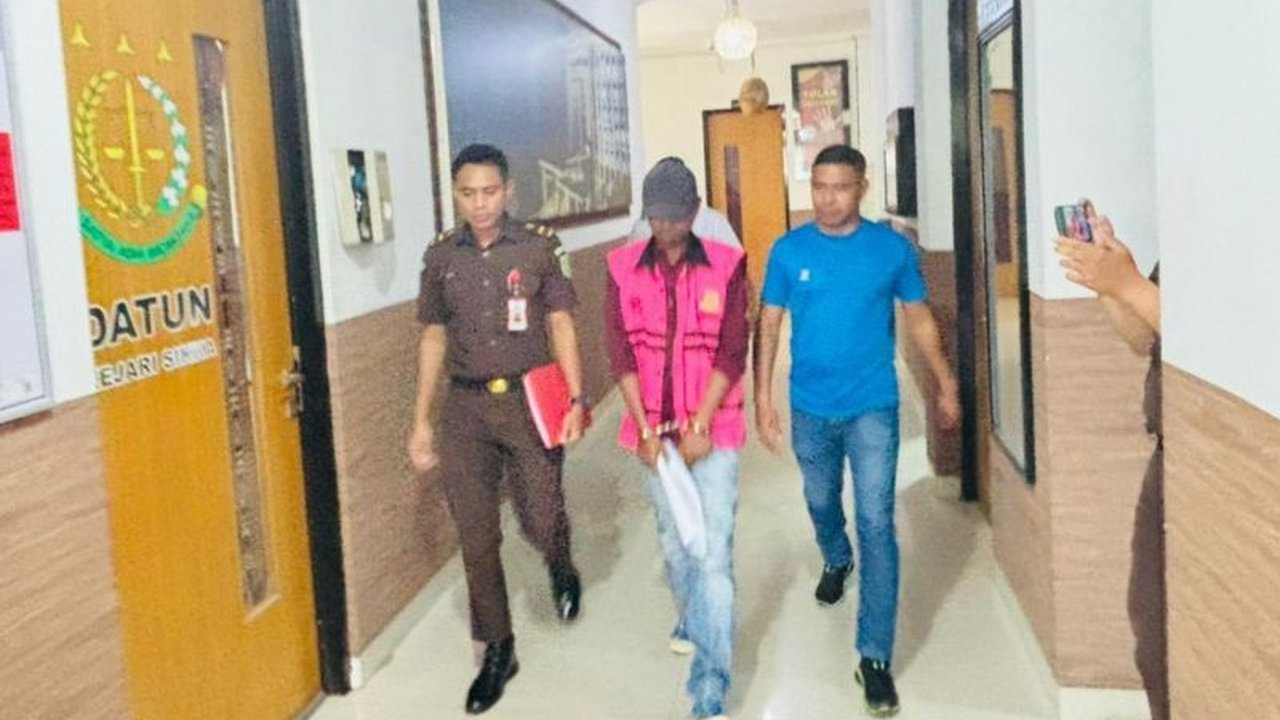 Salah satu buronan kasus **Kredit Fiktif Sikka** di bank BUMN, SM, akhirnya menyerahkan diri ke Kejari Sikka. Bagaimana modus operandi kejahatan ini dan berapa total kerugian negaranya?