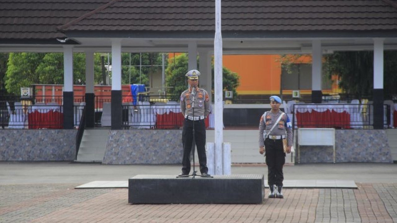 Polda Maluku mempercepat respons penanganan kecelakaan lalu lintas dengan target kedatangan personel maksimal 10 menit di lokasi, mengoptimalkan layanan 110 dan kesiapsiagaan. Ini adalah upaya krusial untuk pelayanan publik yang lebih baik.
