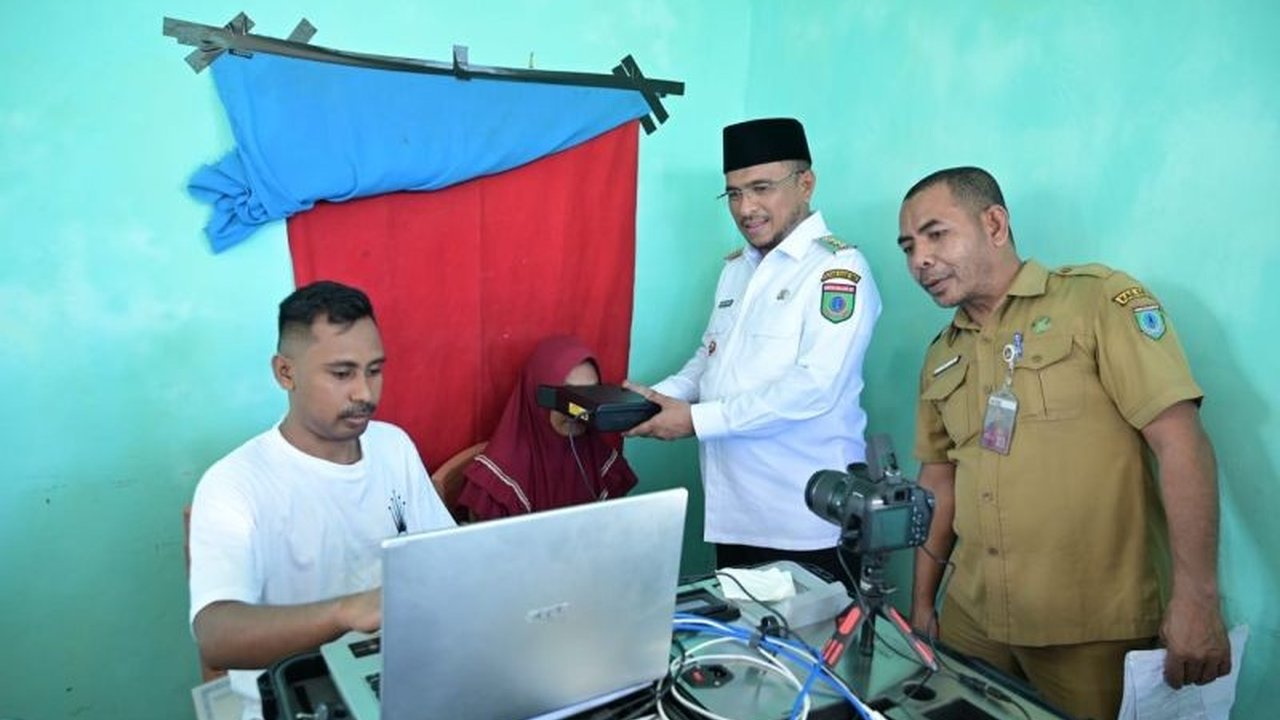 Disdukcapil SBT gelar layanan 'jemput bola' perekaman e-KTP di Utian Lima, Werinama, memastikan warga di wilayah 3T memiliki dokumen kependudukan sah. Apa urgensinya?