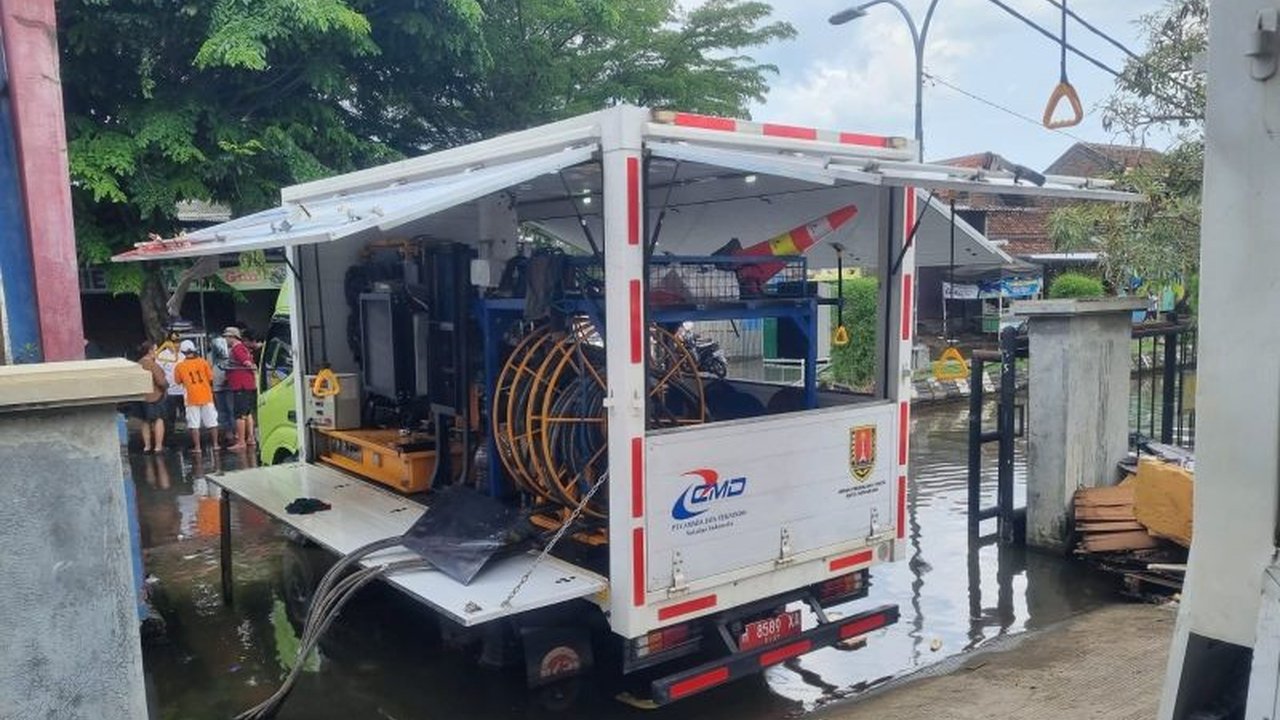 Pemkot Semarang mengerahkan seluruh pompa air yang dimiliki, termasuk pompa mobile, untuk mempercepat penanganan banjir Semarang. Langkah darurat diambil saat pompa utama diperbaiki.