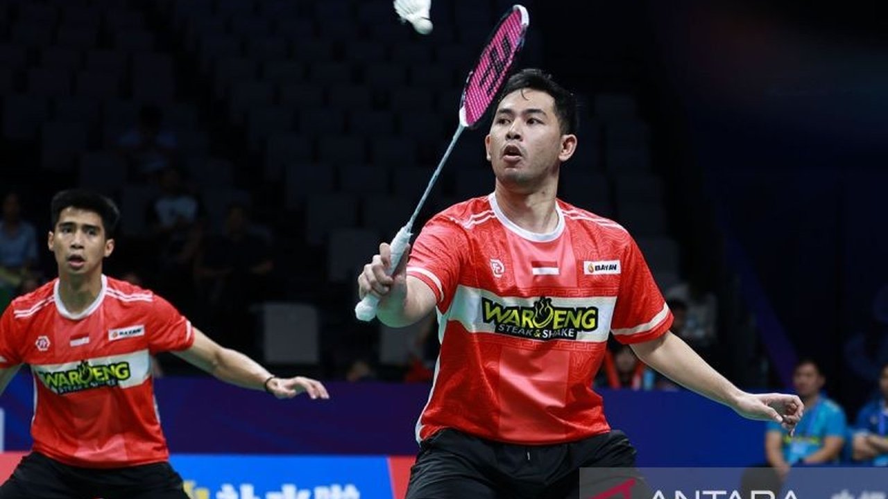 Pasangan ganda putra Indonesia, Sabar Karyaman Gutama/Moh Reza Pahlevi Isfahani, sukses melaju ke babak 16 besar Hylo Open 2025 setelah menaklukkan wakil Prancis dalam laga sengit yang diwarnai comeback dramatis.
