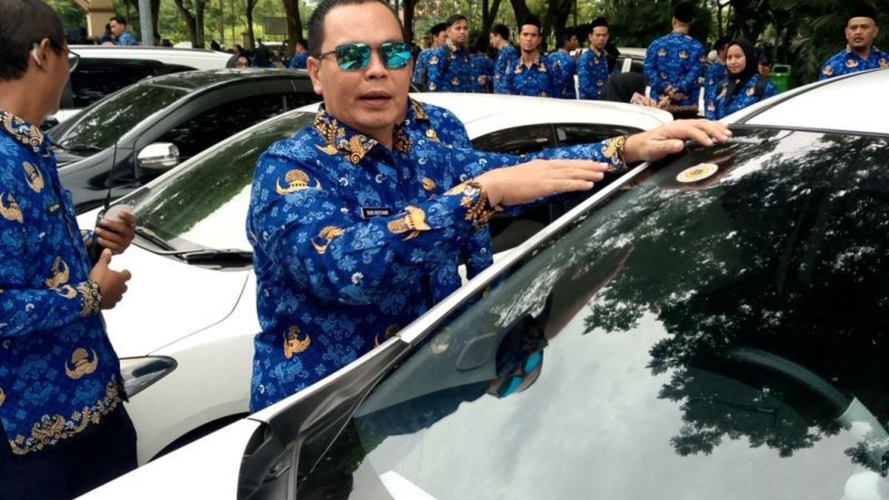 Puluhan kendaraan Aparatur Sipil Negara (ASN) di Kota Serang ditemukan menunggak Pajak Kendaraan Bermotor (PKB). Temuan ini terungkap dalam aksi tertib pajak yang digelar Bapenda dan Samsat Kota Serang, memicu pertanyaan tentang kepatuhan ASN.