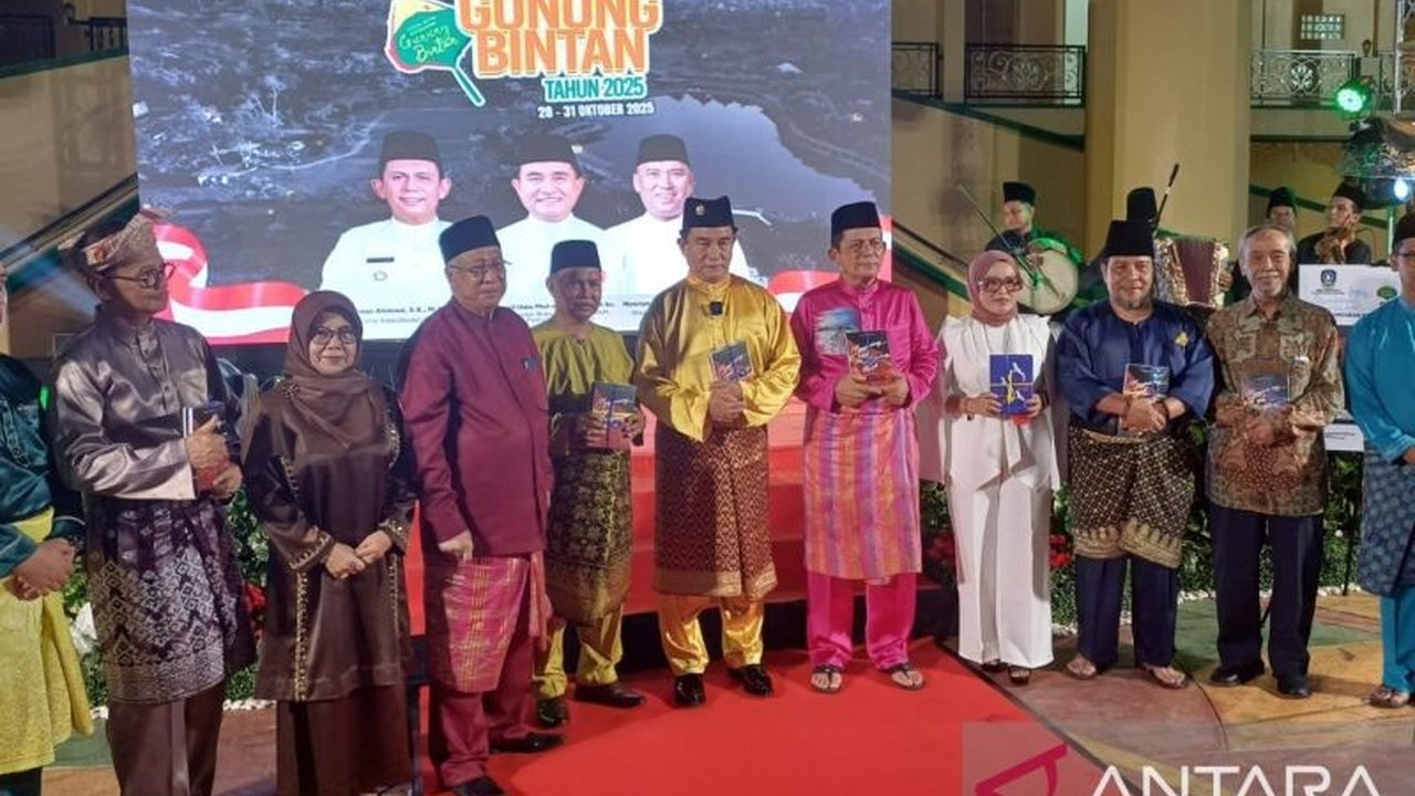 Menteri Koordinator Yusril Ihza Mahendra membuka Festival Sastra Internasional Gunung Bintan 2025 di Tanjungpinang, menegaskan peran sastra sebagai diplomasi budaya untuk memperkuat citra Indonesia dan melestarikan khazanah Melayu.