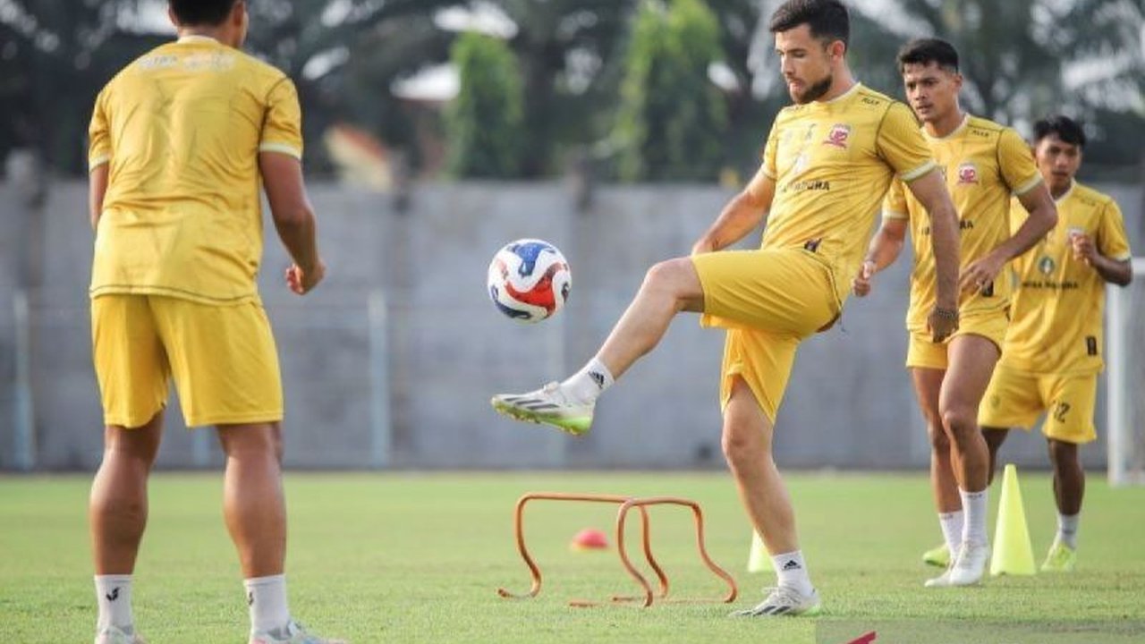 Madura United terus mematangkan persiapan jelang duel krusial kontra PSM Makassar di pekan ke-11 BRI Super League. Tim berjuluk Laskar Sape Kerrab ini bertekad raih poin penuh.