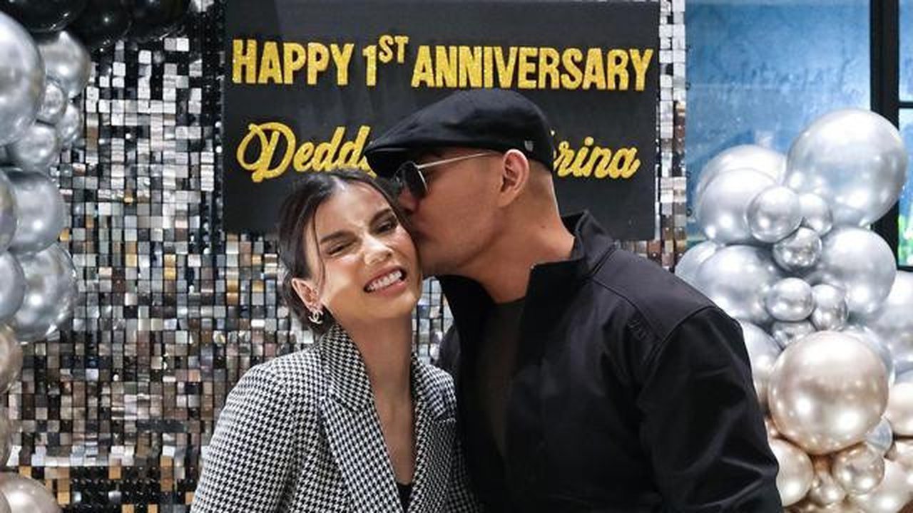 Deddy Corbuzier dan Sabrina baru saja merayakan ulang tahun pernikahan pertama. Suka duka dirasakan selama membina rumah tangga setelah setahun. Mantan finalis Puteri Indonesia itu menyebut a