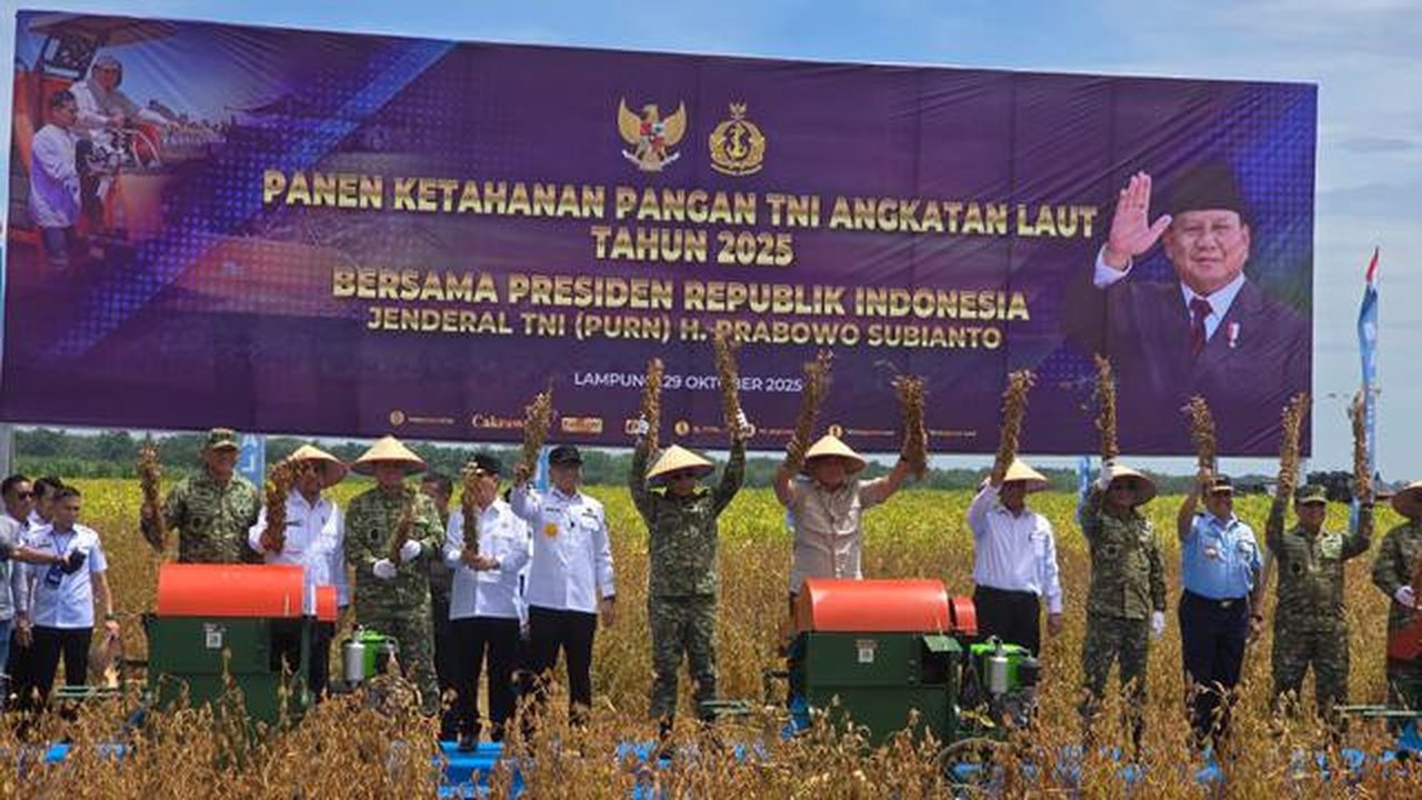 KASAL Laksamana TNI Dr Muhammad Ali, Menhan Sjafrie Sjamsoeddin, Menteri Pertanian (Mentan) Amran Sulaiman, Panglima TNI Jenderal Agus Subiyanto gelar panen raya kedelai. (Ist)