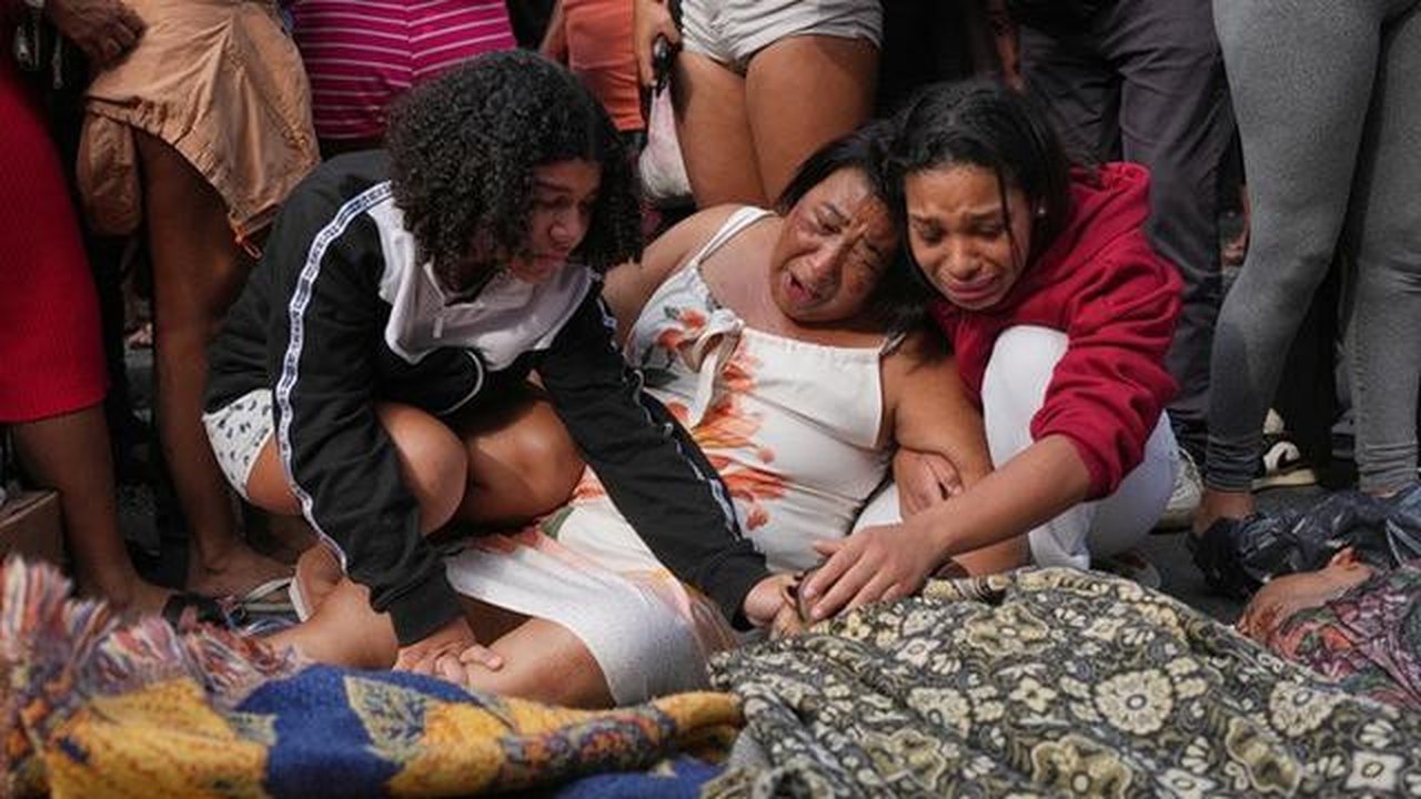 Kerabat pada Rabu (29/10/2025), meratapi jenazah korban yang tewas sehari sebelumnya dalam operasi polisi yang menargetkan geng Red Command di favela Complexo da Penha, Rio de Janeiro
