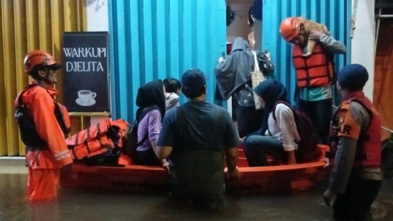 Banjir Jakarta semakin meluas, kini 54 RT di Jakarta Selatan dan Jakarta Timur terendam. BPBD DKI Jakarta membeberkan penyebab utama genangan ini. Ada apa sebenarnya?