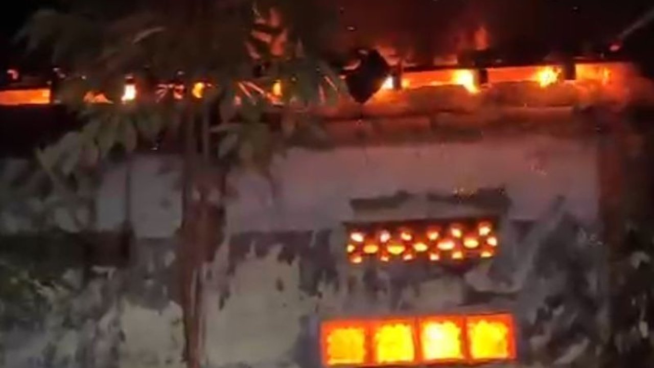 Sebanyak 35 personel Gulkarmat Jakarta Timur dikerahkan untuk memadamkan kebakaran rumah Ciracas di Kelapa Dua Wetan, Jaktim, dengan tujuh unit mobil pemadam dikerahkan dalam respons cepat.