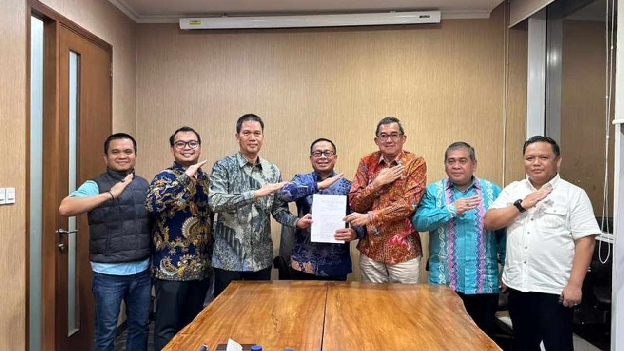 PT Pelindo Regional 4 dan PT Eastern Pearl Flour Mills teken Kerja Sama Pelindo Eastern Pearl, langkah strategis perkuat logistik KTI dan rantai pasok pangan. Simak detailnya!
