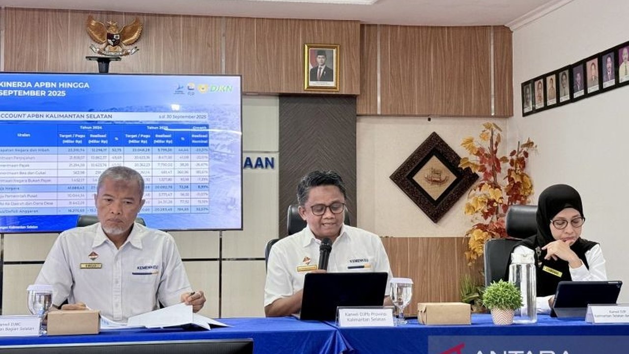 Neraca Dagang Kalsel mencatat surplus Rp13,04 triliun hingga September 2025. Meski ekspor turun tajam, Kalsel tetap kokoh. Apa rahasia di balik ketahanan ini?