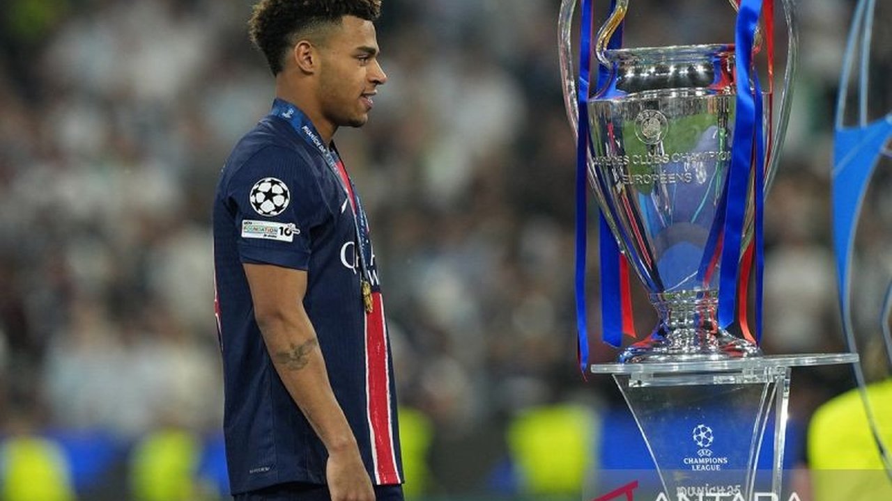 Penyerang sayap PSG, Desire Doue, dipastikan absen beberapa pekan akibat Desire Doue Cedera paha. Ini menjadi pukulan telak bagi Les Parisiens menjelang laga krusial.