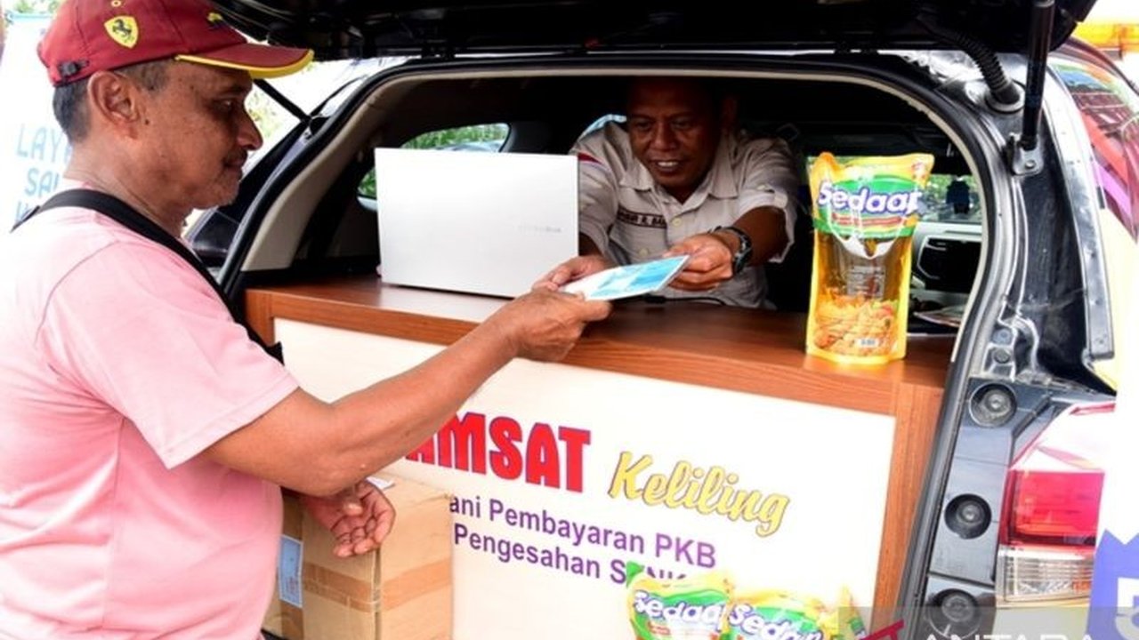Samsat Boalemo menghadirkan Layanan Samsat Keliling di pasar murah bersubsidi, menawarkan bonus menarik untuk wajib pajak dan berhasil melunasi PKB 22 kendaraan.