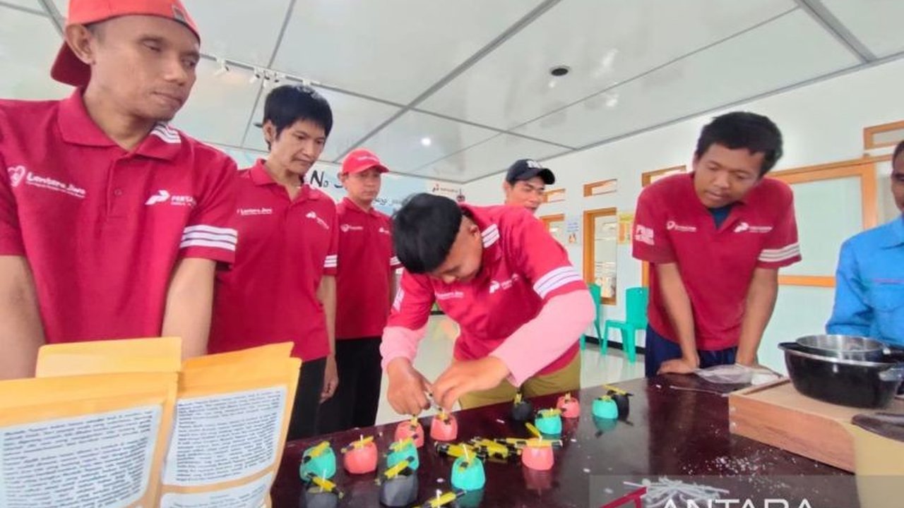 Terungkap! Bagaimana Desa Pangauban, yang dulu dijuluki 'kampung gila', kini menjadi pelopor dalam pemberdayaan ODGJ melalui program Lentera Jiwa yang inspiratif dan mengubah stigma.