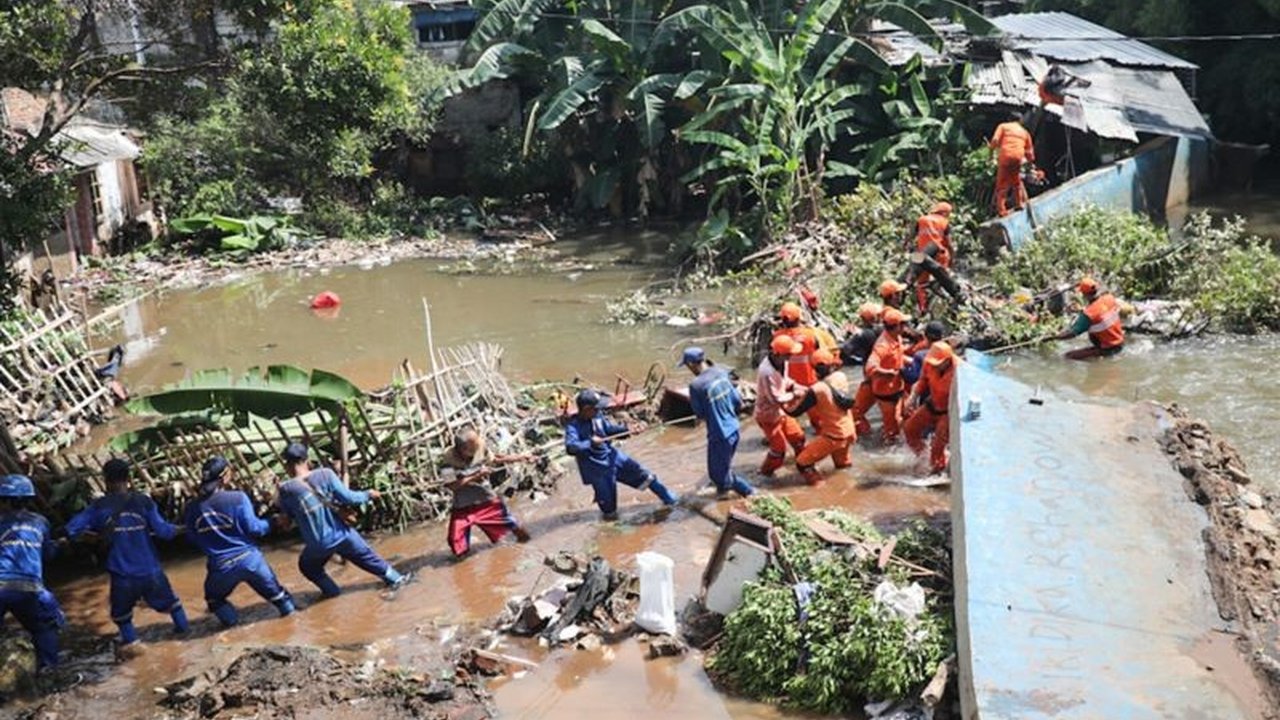 Tanggul Jati Padang yang jebol akibat hujan deras dan luapan Kali Mampang kini ditambal sementara dengan karung pasir oleh 35 petugas gabungan. Bagaimana penanganan selanjutnya?