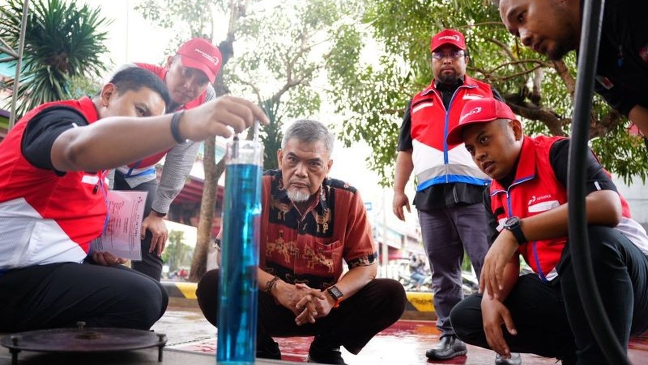 Pertamina Sumbagsel rutin memantau seluruh SPBU di wilayahnya, memastikan kualitas produk, akurasi takaran BBM, dan kenyamanan fasilitas. Ini cara mereka menjaga kepercayaan publik!