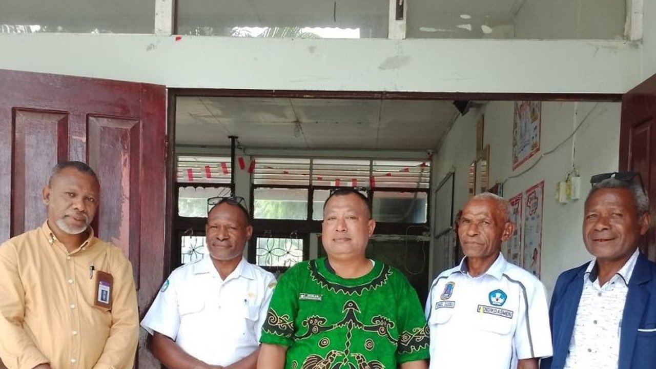 Di tengah ancaman kepunahan ratusan bahasa daerah, Sekolah Adat Pelestarian Bahasa Ibu Papua di Jayapura menjadi harapan baru. Temukan bagaimana mereka menjaga warisan budaya ini!