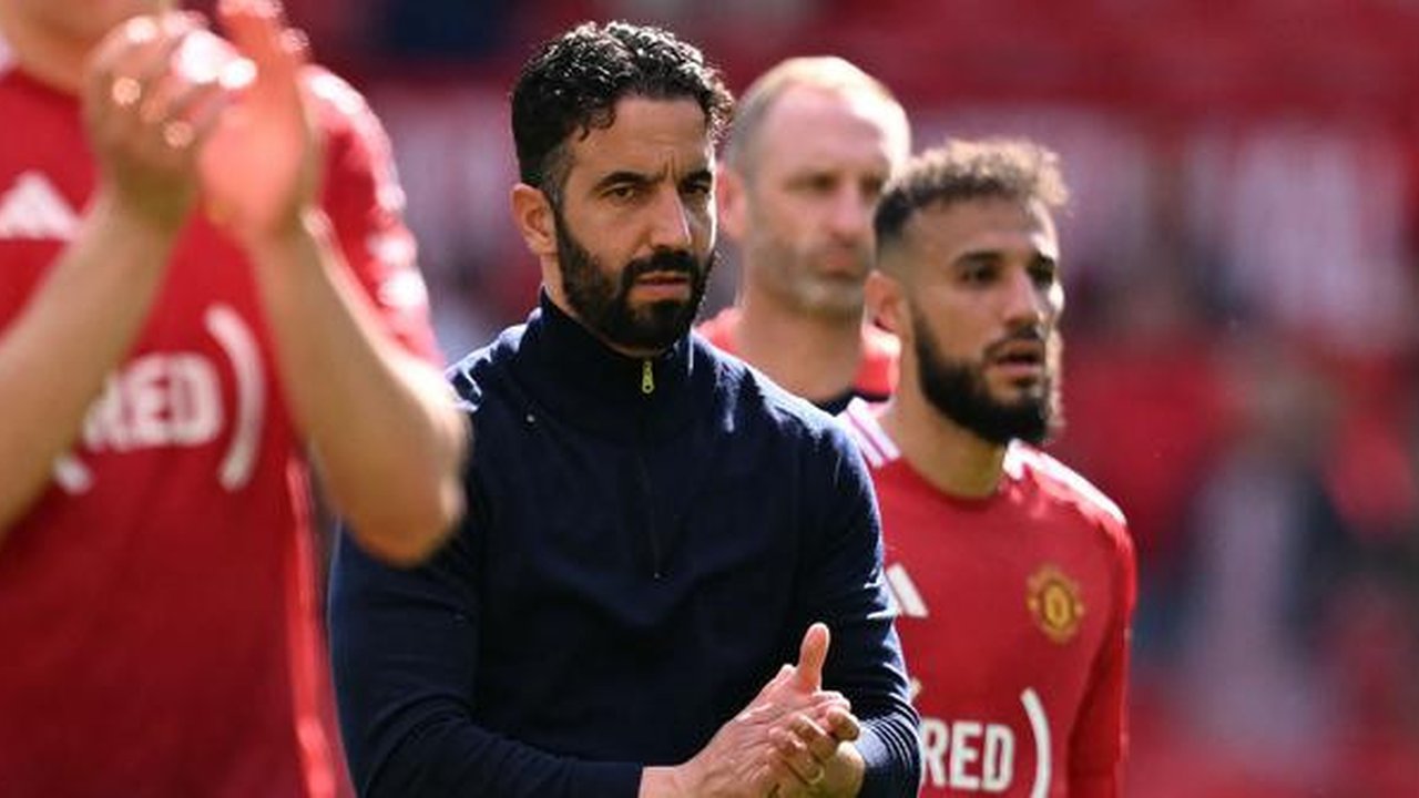 Pelatih Manchester United, Ruben Amorim memberikan tepuk tangan setelah timnya kalah dari West Ham United dalam laga lanjutan Liga Inggris 2024/2025 di Old Trafford, Manchester, Inggris, M