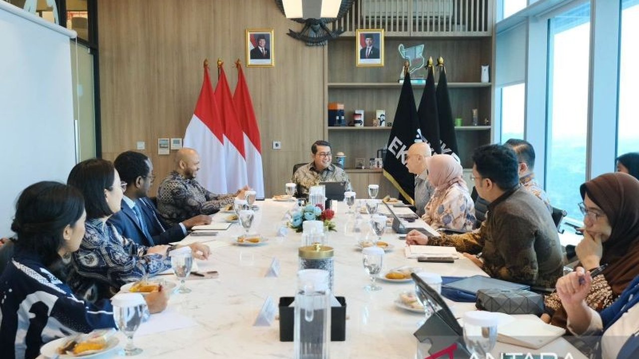 Pemerintah Indonesia membuka babak baru dalam Kerja Sama Ekonomi Kreatif global. Melalui pertemuan dengan OACPS, Indonesia berupaya memperluas pasar dan investasi di sektor ini, mengundang partisipasi di WCCE 2026.
