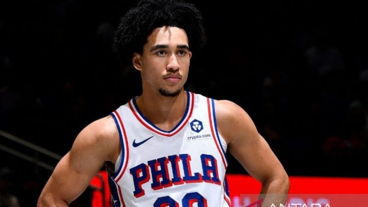 Philadelphia 76ers resmi memperpanjang kontrak guard muda Jared McCain hingga musim 2026-2027, meskipun ia sempat cedera parah. Apa rencana besar 76ers untuk prospek cerah ini di masa depan?