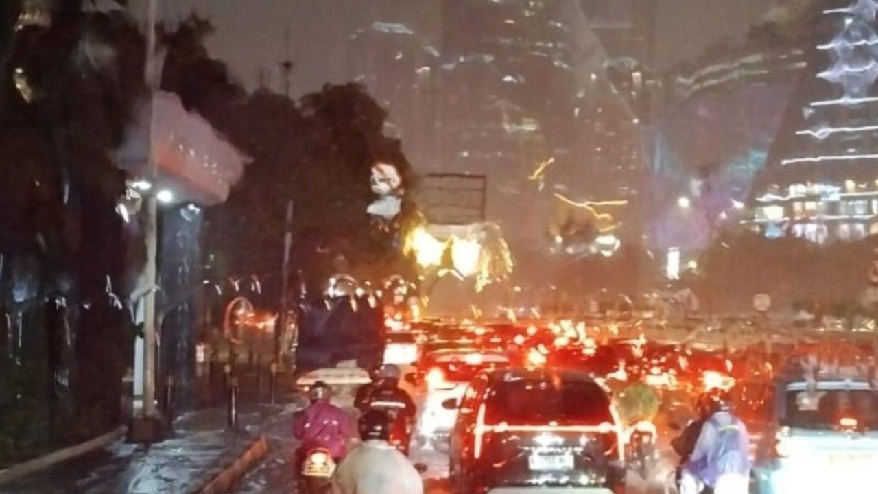 Layanan Transjakarta terlambat di tiga koridor utama pada Jumat malam akibat genangan, kecelakaan, dan volume kendaraan tinggi. Simak rincian penyebab dan rute yang terdampak, serta imbauan bagi penumpang.