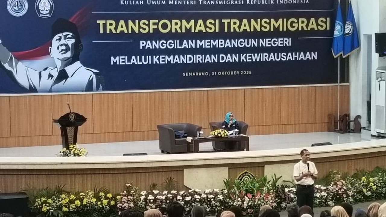 Menteri Transmigrasi Iftitah Sulaiman Suryanagara menegaskan bahwa program Transmigrasi telah bertransformasi, bukan hanya memindahkan penduduk, melainkan fokus pada pengembangan kawasan dan peningkatan taraf hidup masyarakat. Penasaran bagaimana strategi